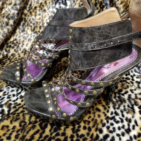 Shoes - Picture 2 of 5